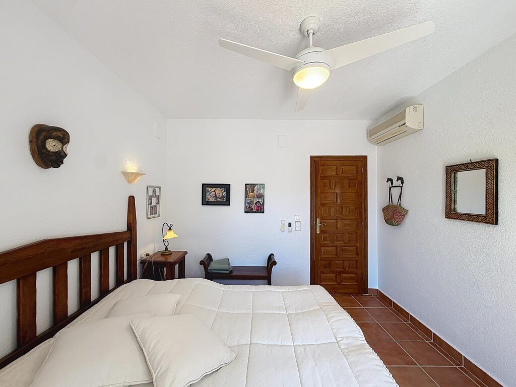 Cumbre del Sol villa with spectacular views of the sea and cliffs. 25