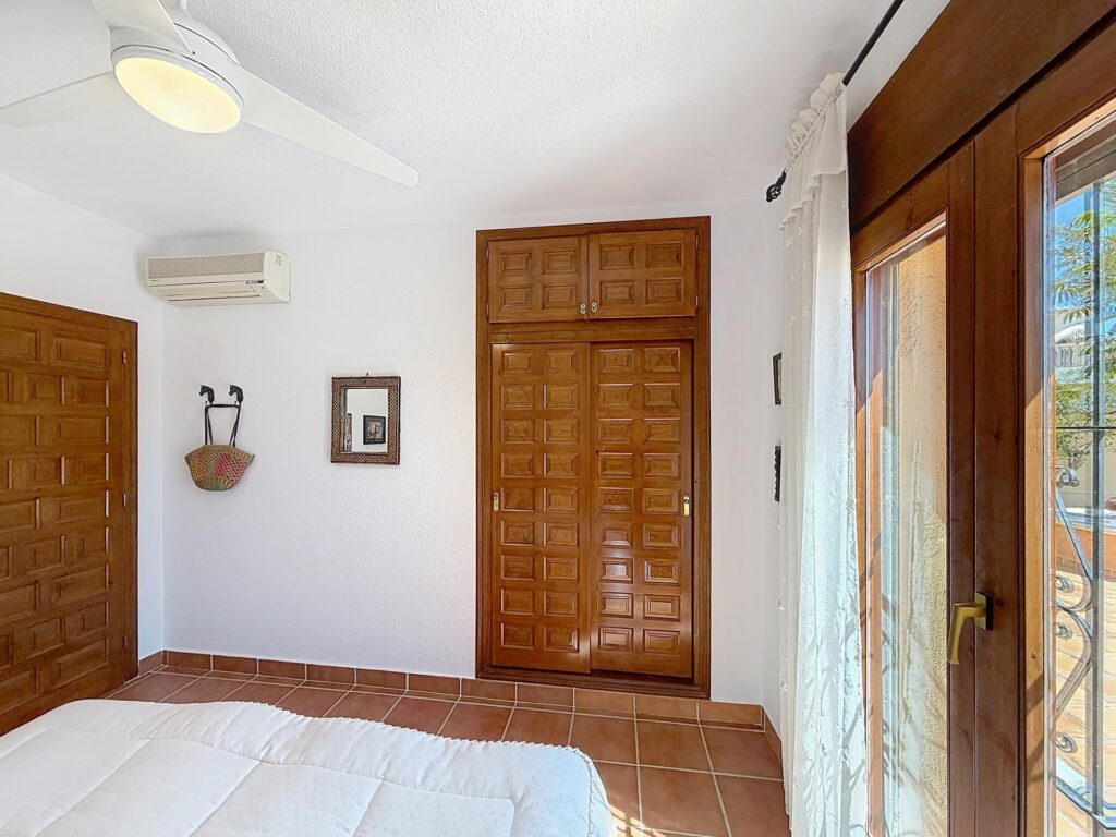 Cumbre del Sol villa with spectacular views of the sea and cliffs. 26