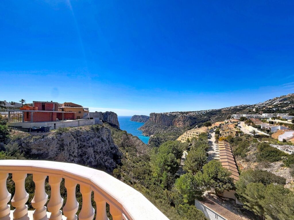 Cumbre del Sol villa with spectacular views of the sea and cliffs. 27
