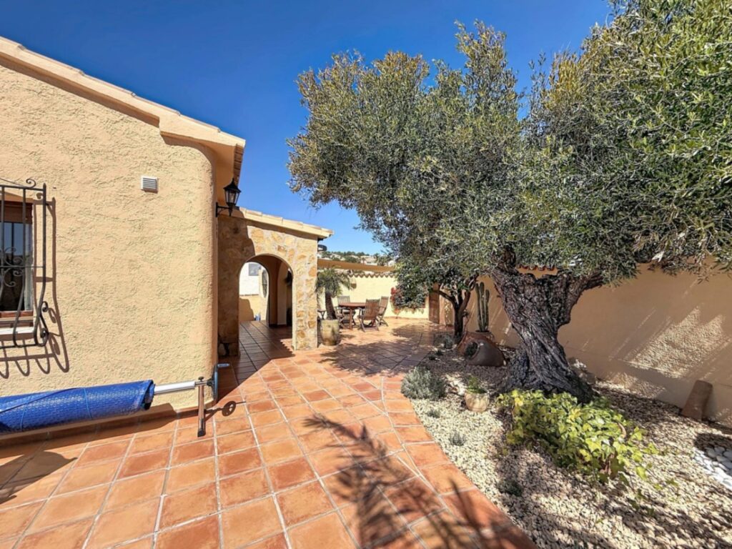 Cumbre del Sol villa with spectacular views of the sea and cliffs. 28