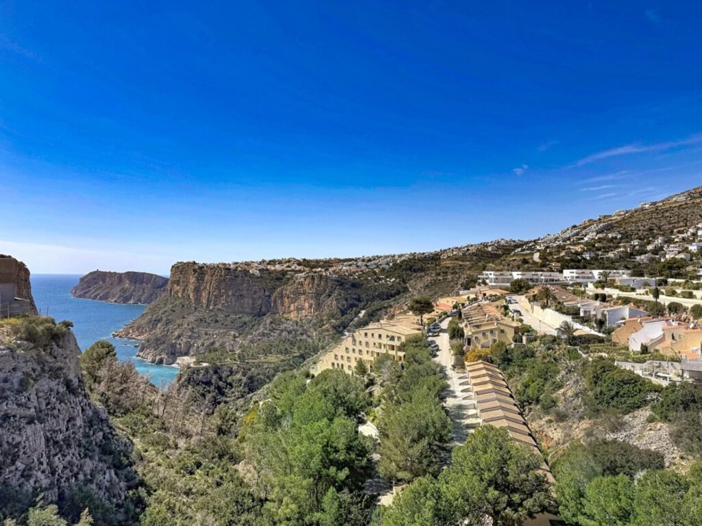 Cumbre del Sol villa with spectacular views of the sea and cliffs. 31