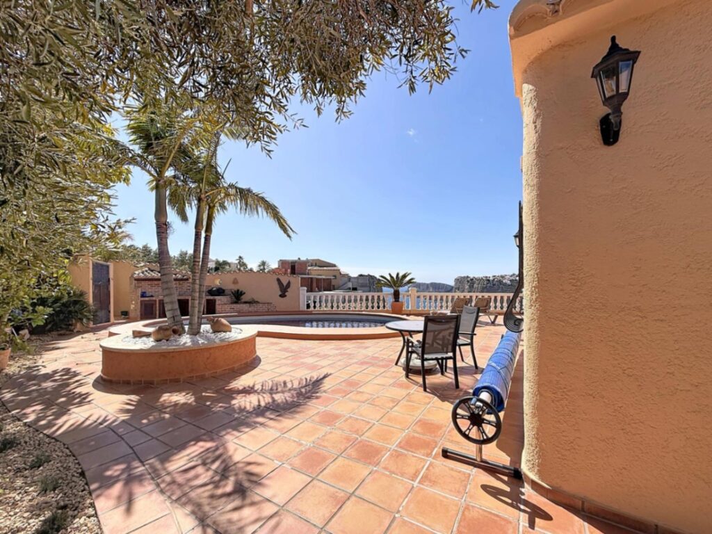 Cumbre del Sol villa with spectacular views of the sea and cliffs. 32