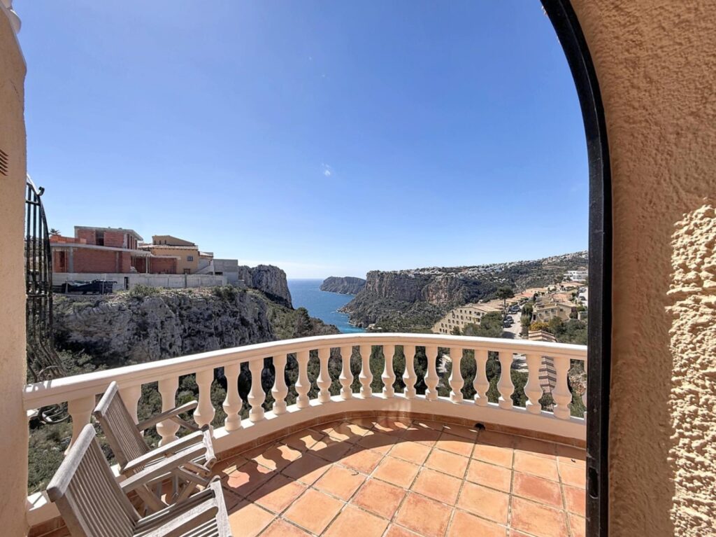 Cumbre del Sol villa with spectacular views of the sea and cliffs. 36