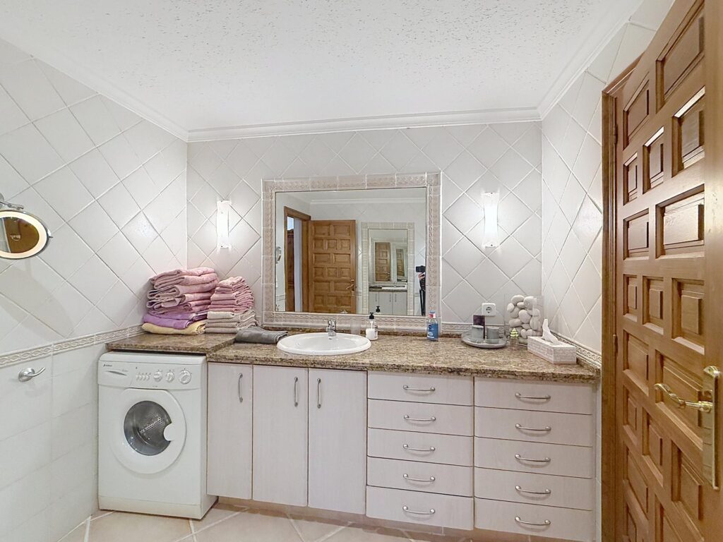 Cumbre del Sol villa with spectacular views of the sea and cliffs. 45