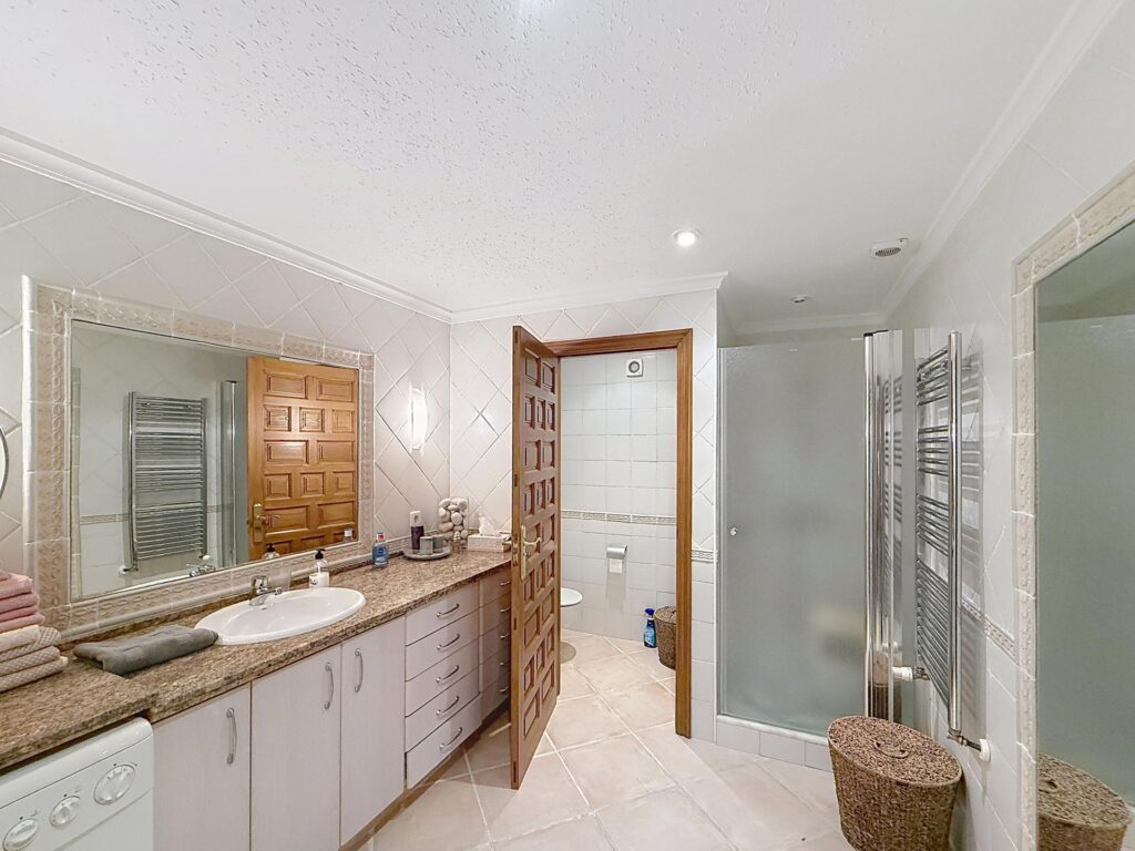 Cumbre del Sol villa with spectacular views of the sea and cliffs. 46