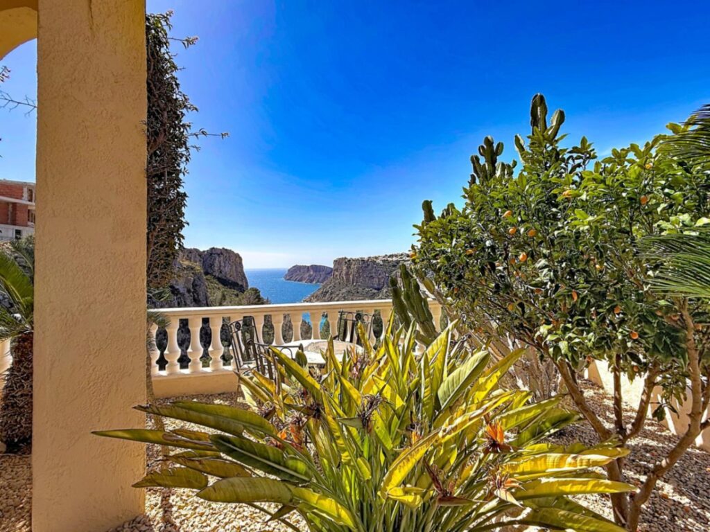 Cumbre del Sol villa with spectacular views of the sea and cliffs. 50