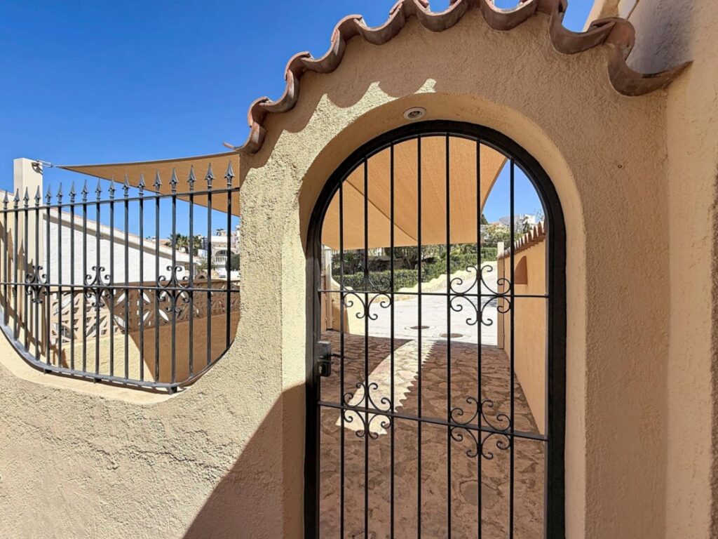 Cumbre del Sol villa with spectacular views of the sea and cliffs. 52