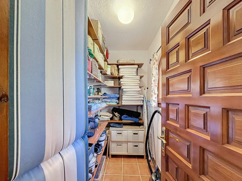 Cumbre del Sol villa with spectacular views of the sea and cliffs. 55