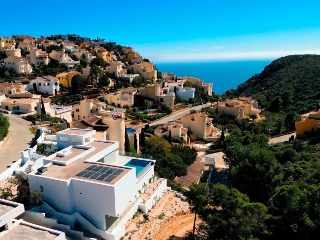 Cumbre del Sol: a new-build villa with sea views 1