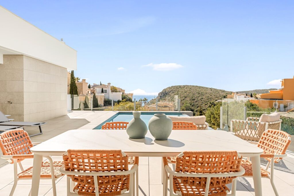 Cumbre del Sol: a new-build villa with sea views 27
