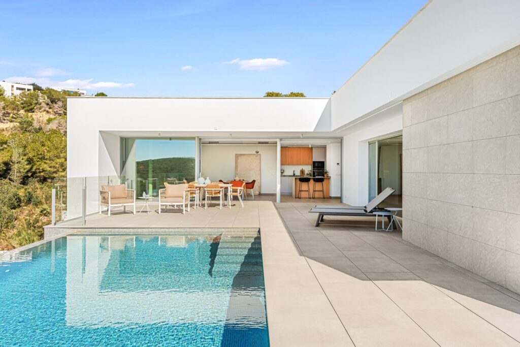 Cumbre del Sol: a new-build villa with sea views 31