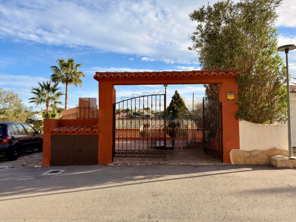 Cumbre del Sol: a Mediterranean-style villa with a swimming pool and sea views 2