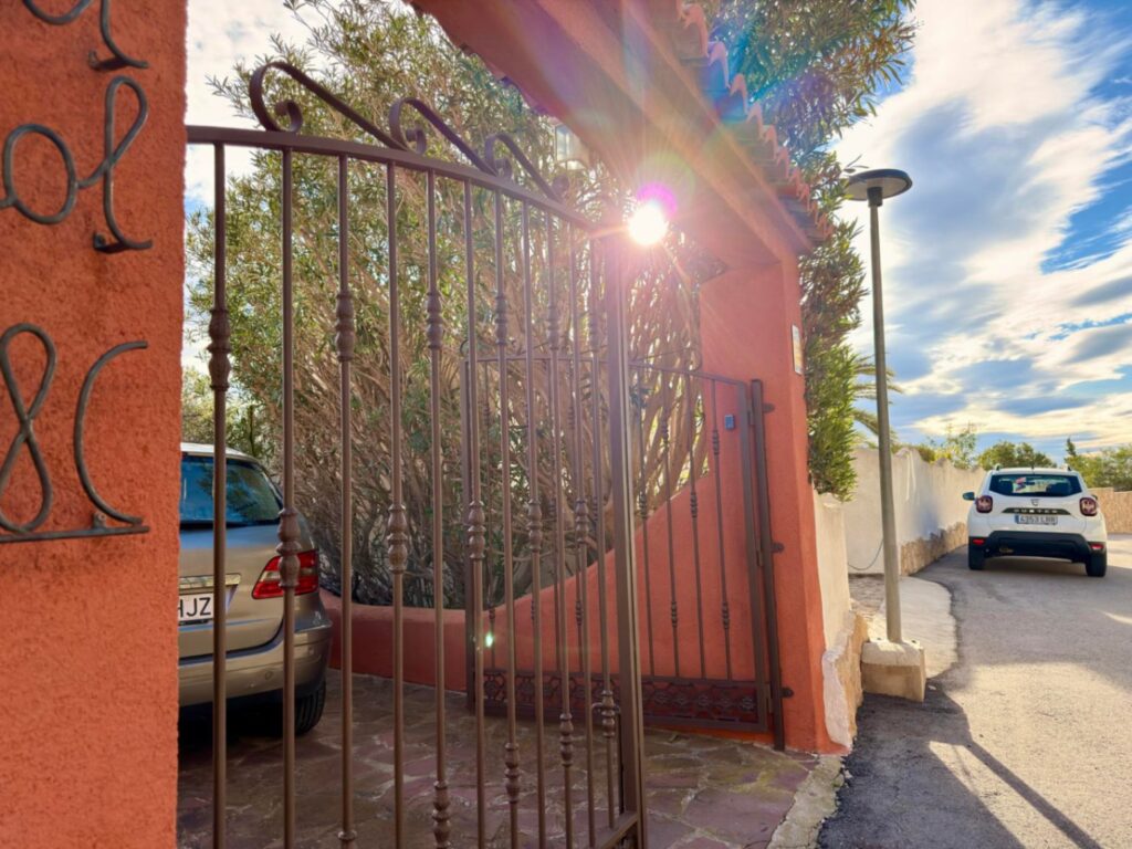 Cumbre del Sol: a Mediterranean-style villa with a swimming pool and sea views 3