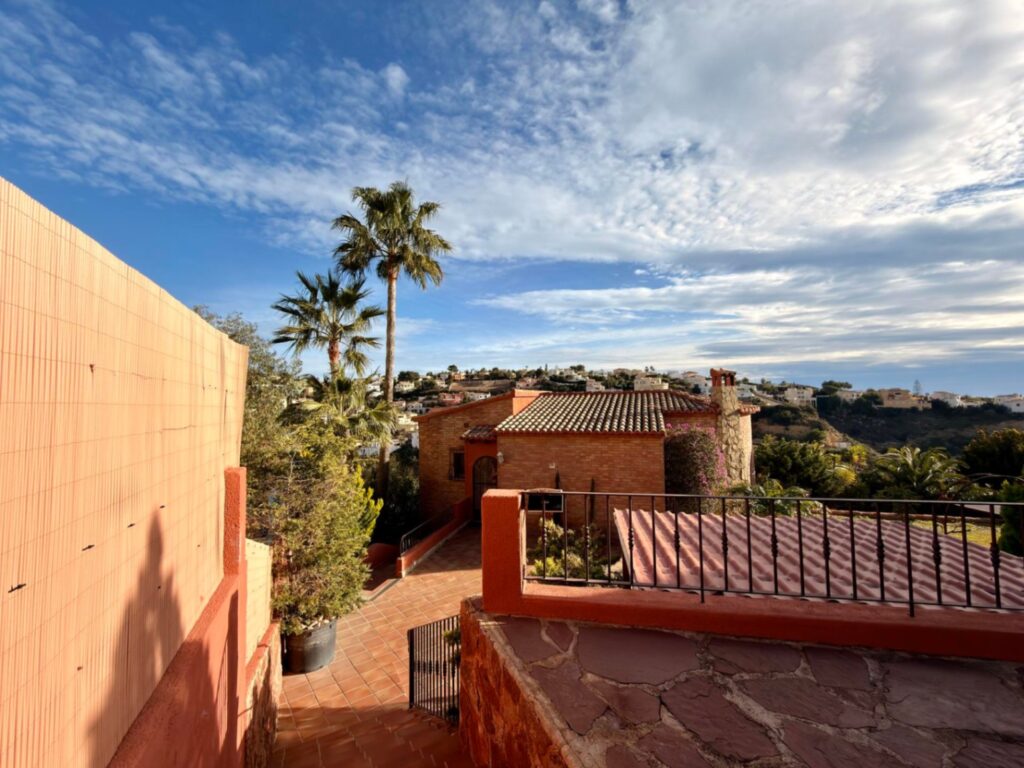 Cumbre del Sol: a Mediterranean-style villa with a swimming pool and sea views 6