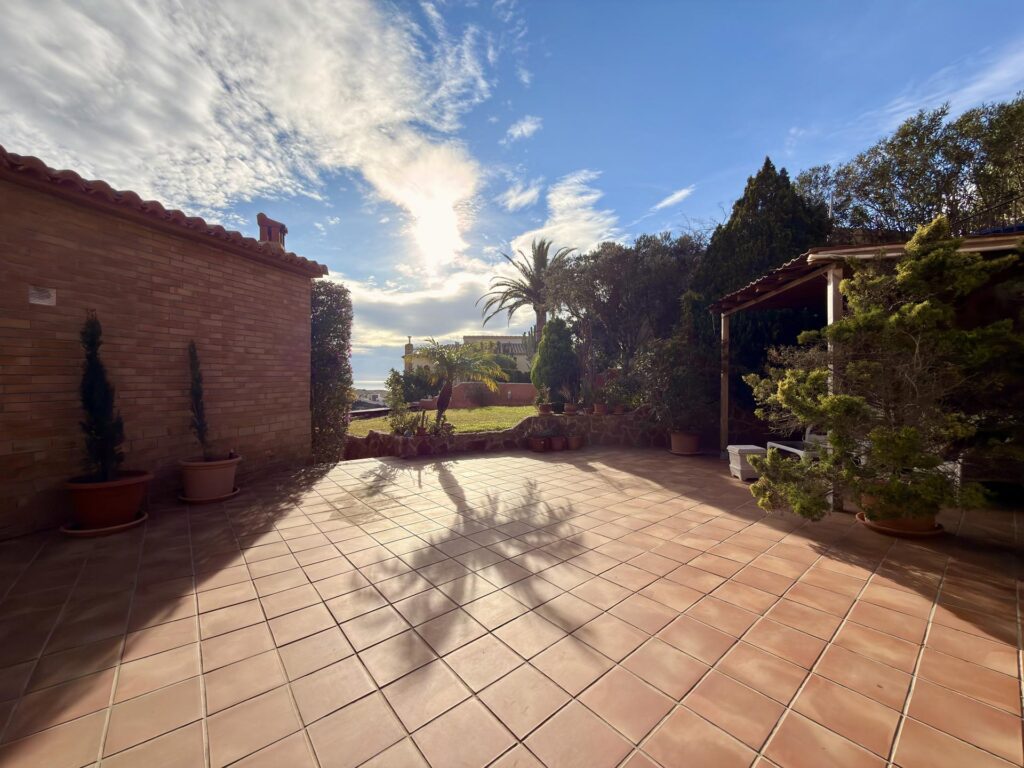 Cumbre del Sol: a Mediterranean-style villa with a swimming pool and sea views 8