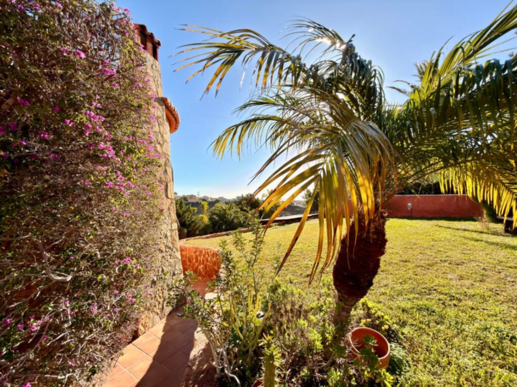 Cumbre del Sol: a Mediterranean-style villa with a swimming pool and sea views 11