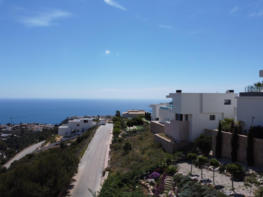 Cumbre del Sol: a new-build villa with panoramic sea views 11