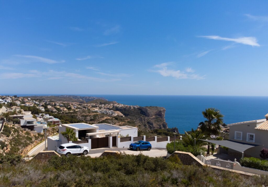 Cumbre del Sol: a modern luxury villa with stunning sea views 7