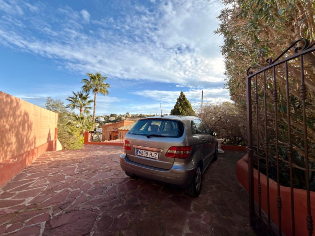 Cumbre del Sol: a Mediterranean-style villa with a swimming pool and sea views 4