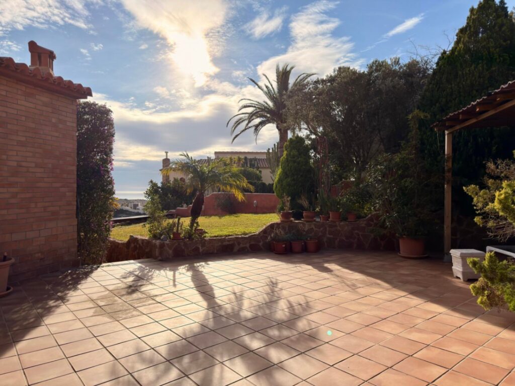 Cumbre del Sol: a Mediterranean-style villa with a swimming pool and sea views 10