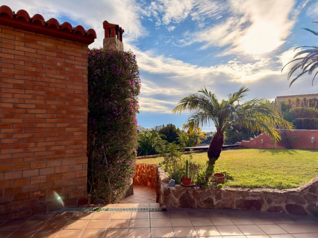 Cumbre del Sol: a Mediterranean-style villa with a swimming pool and sea views 11