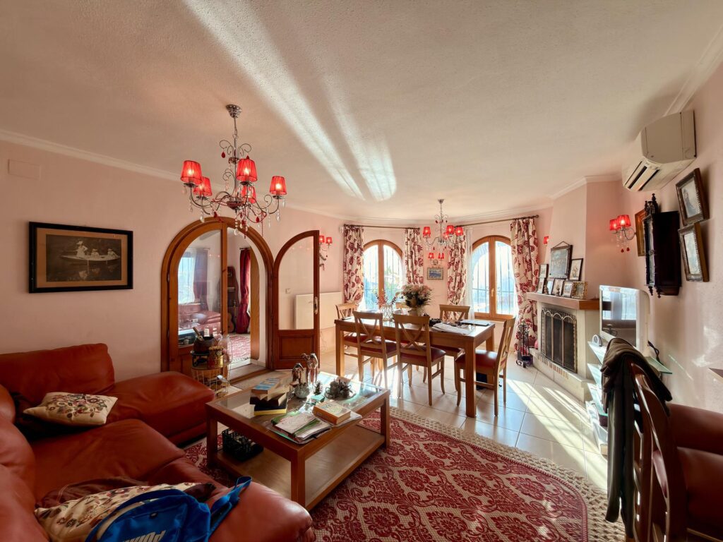 Cumbre del Sol: a Mediterranean-style villa with a swimming pool and sea views 17